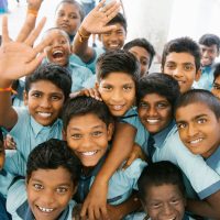Un groupe d'adolescents d'origine indienne