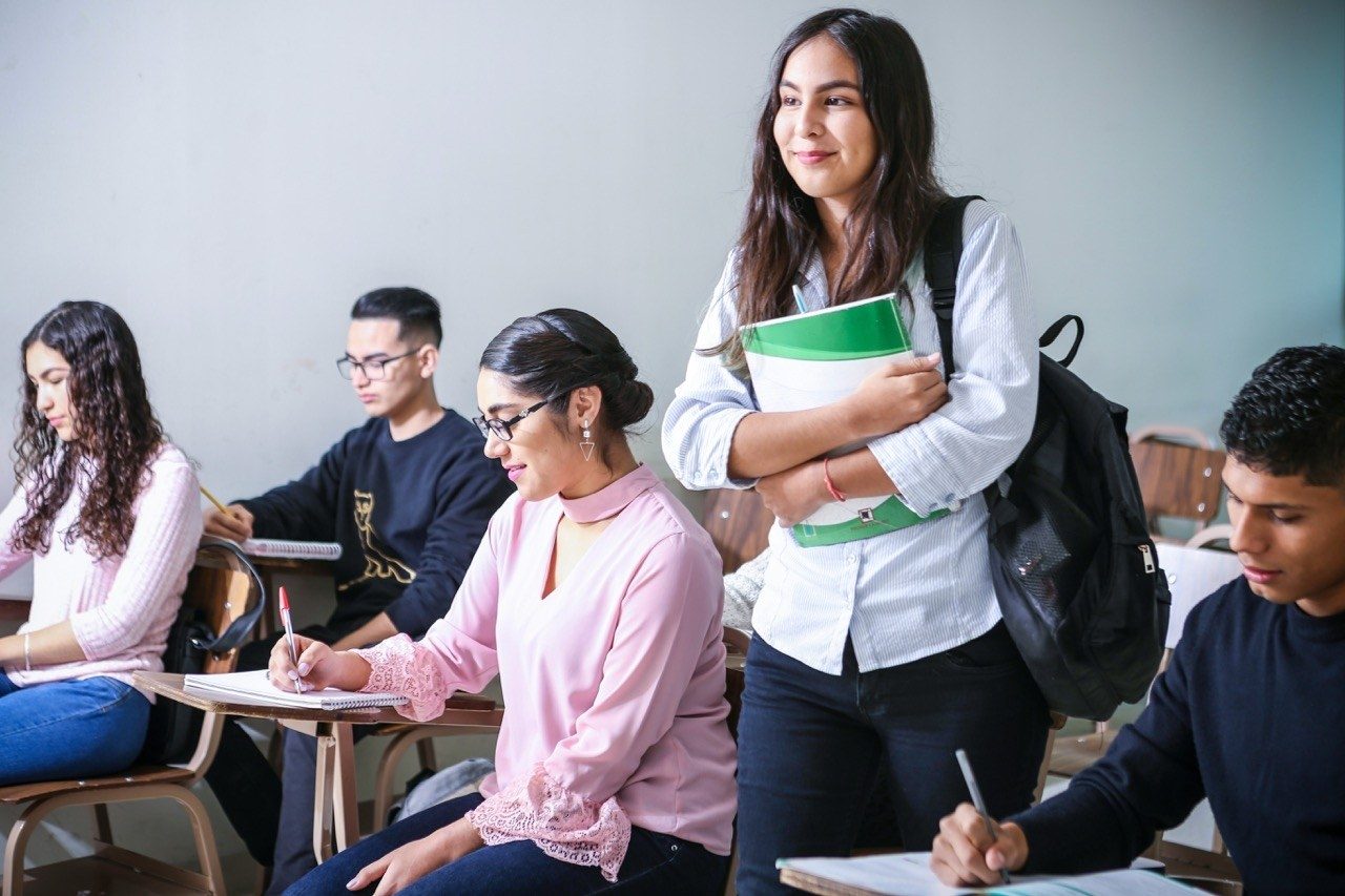 Des étudiants dans une salle de classe