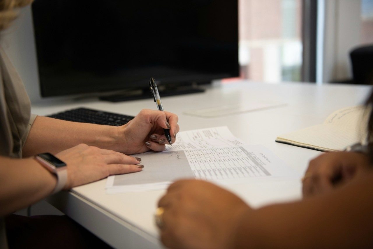 Deux personnes devant une feuille de calcul