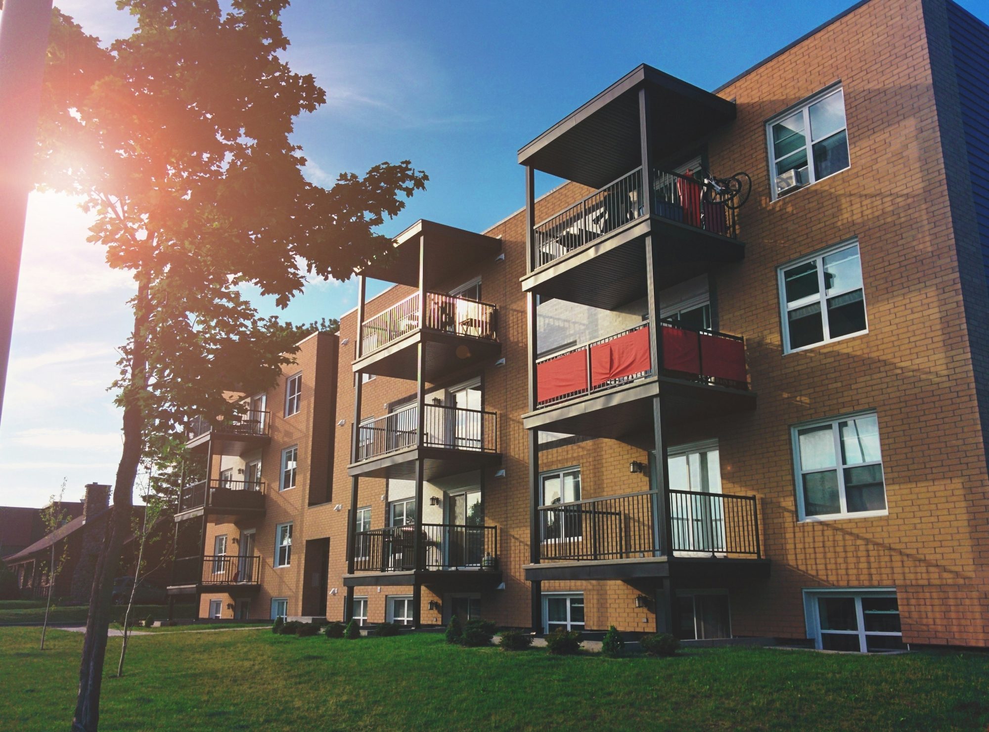 Un immeuble à logements avec balcons