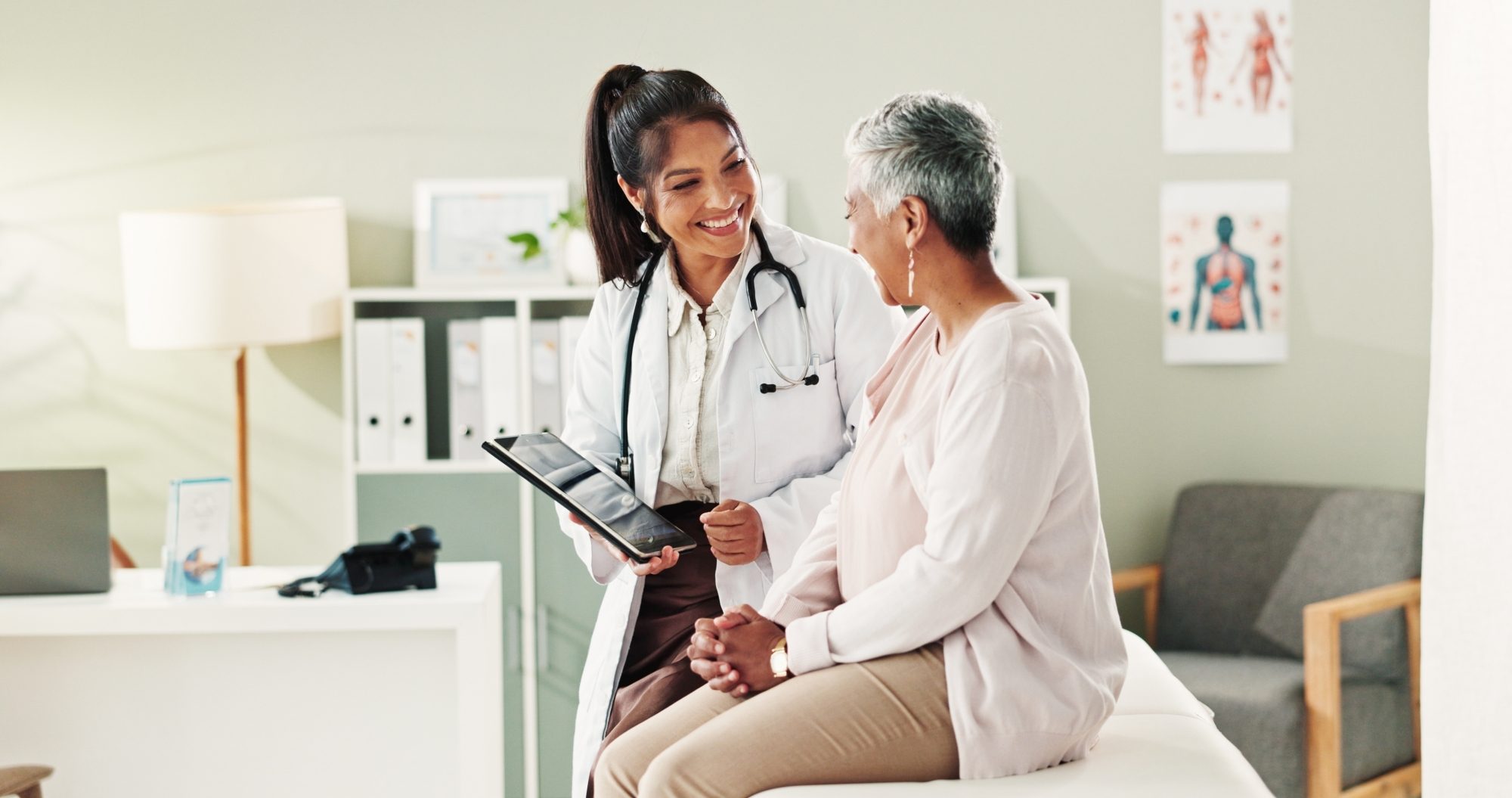 Une médecin s'adresse à sa patiente