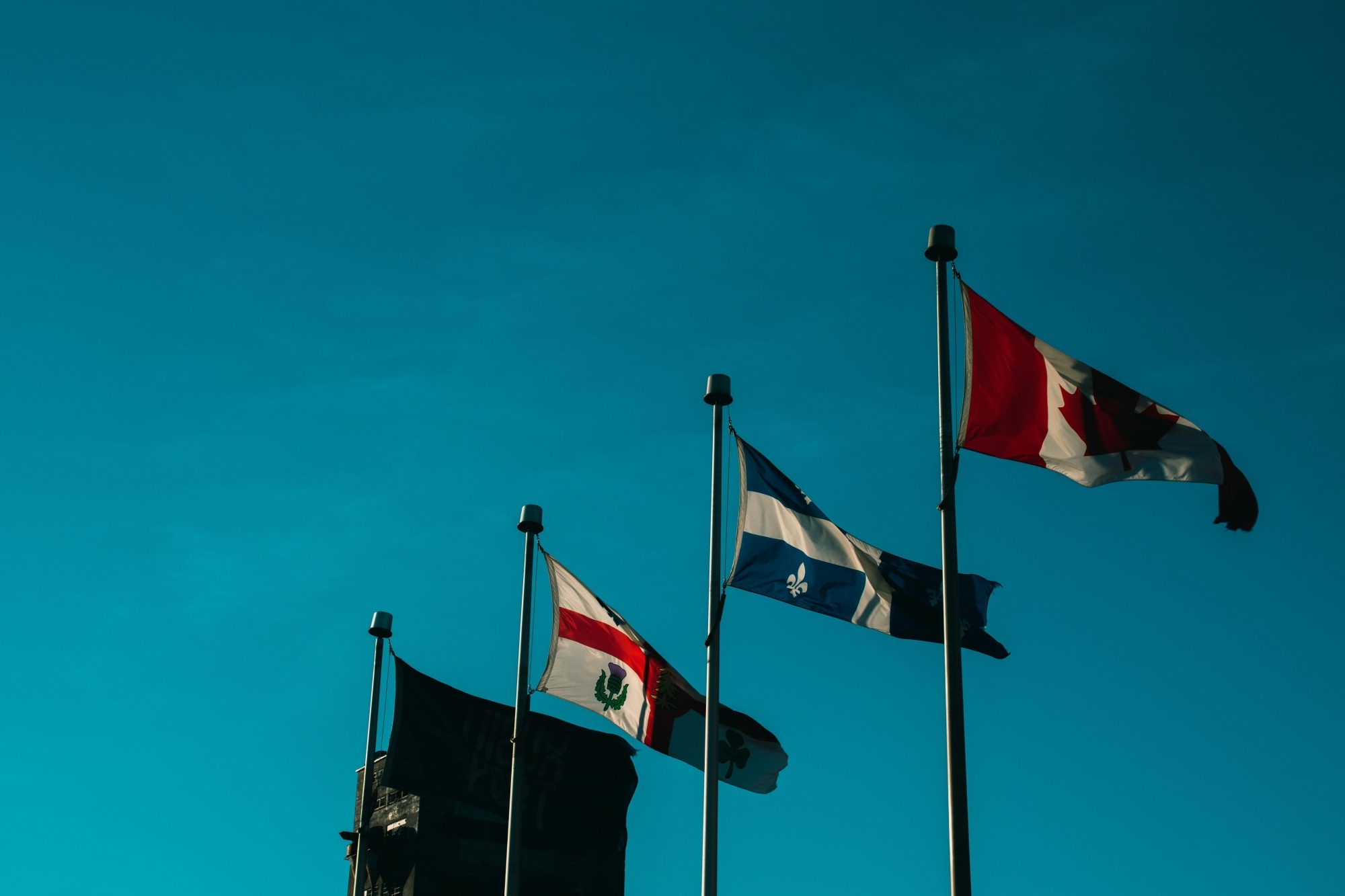 Les drapeaux du Canada, du Québec et de la Ville de Montréal