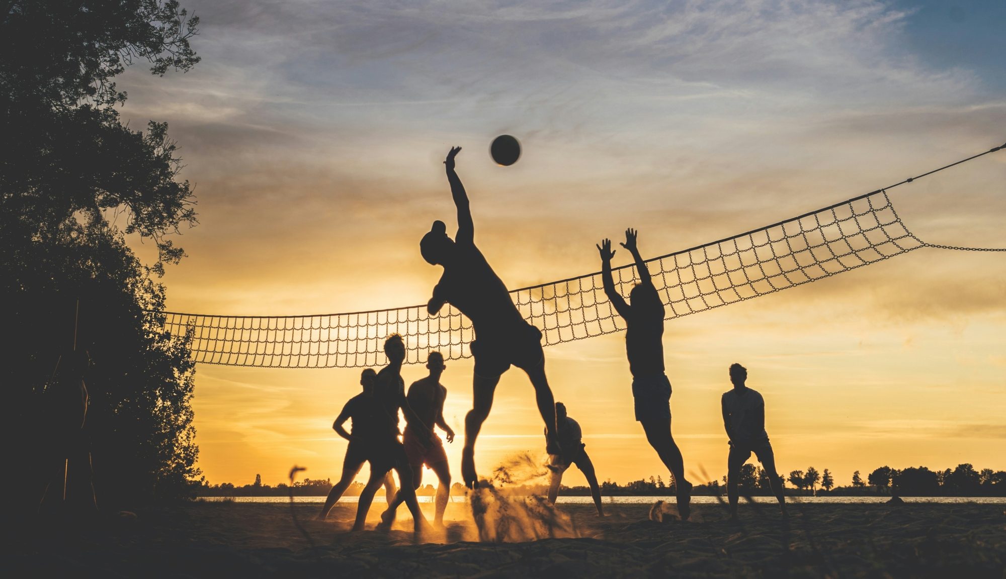 Des jeunes jouent au volleyball