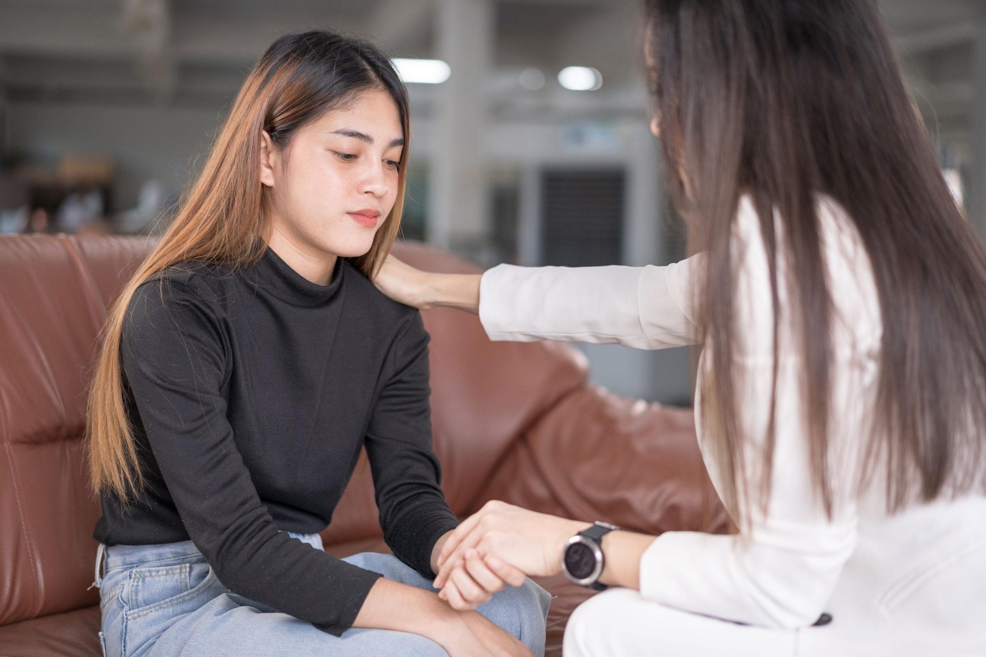 Une femme réconforte une autre femme