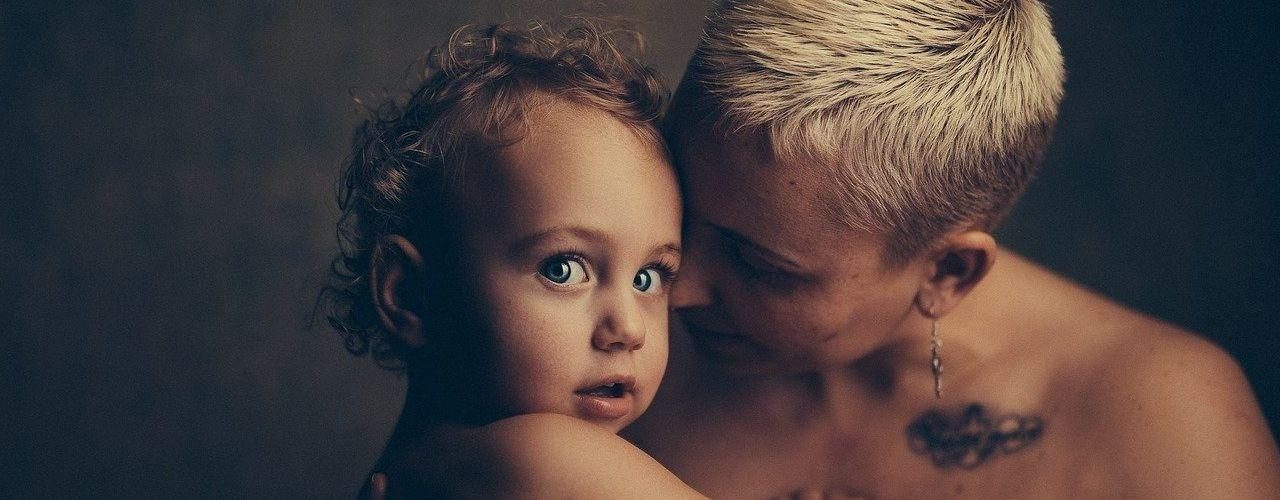 Une femme porte son enfant en bas âge dans ses bras